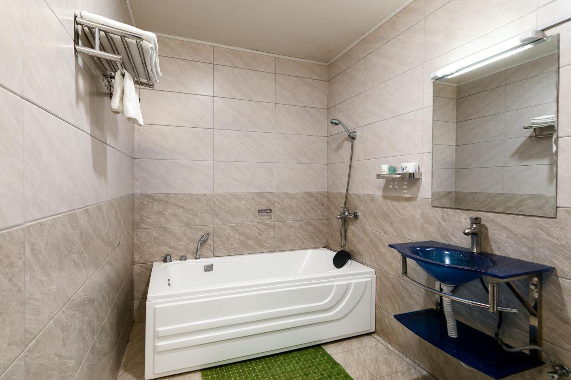 Russell Hotel Kampala Eksteriør billede
