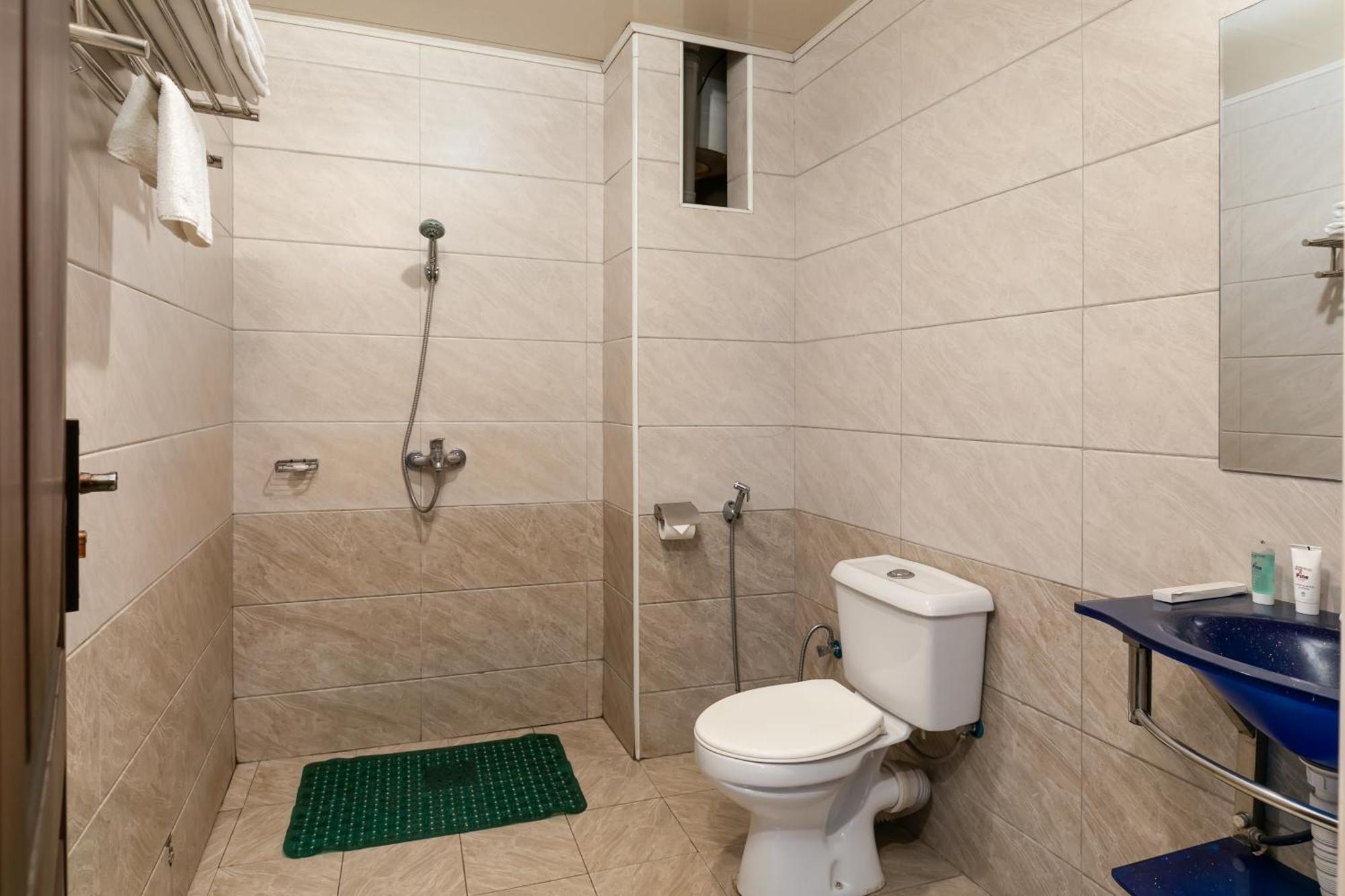 Russell Hotel Kampala Eksteriør billede
